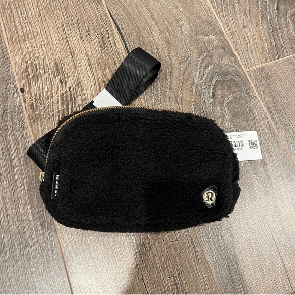 ❌SOLD❌ Lululemon | 🆕 Everywhere Fleece Belt Bag (Black Sherpa w/ Gold Hardware) - Picture 4 of 4